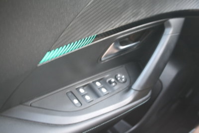Peugeot 2008 BlueHDi 130 S&S EAT8 Allure Pack (9)
