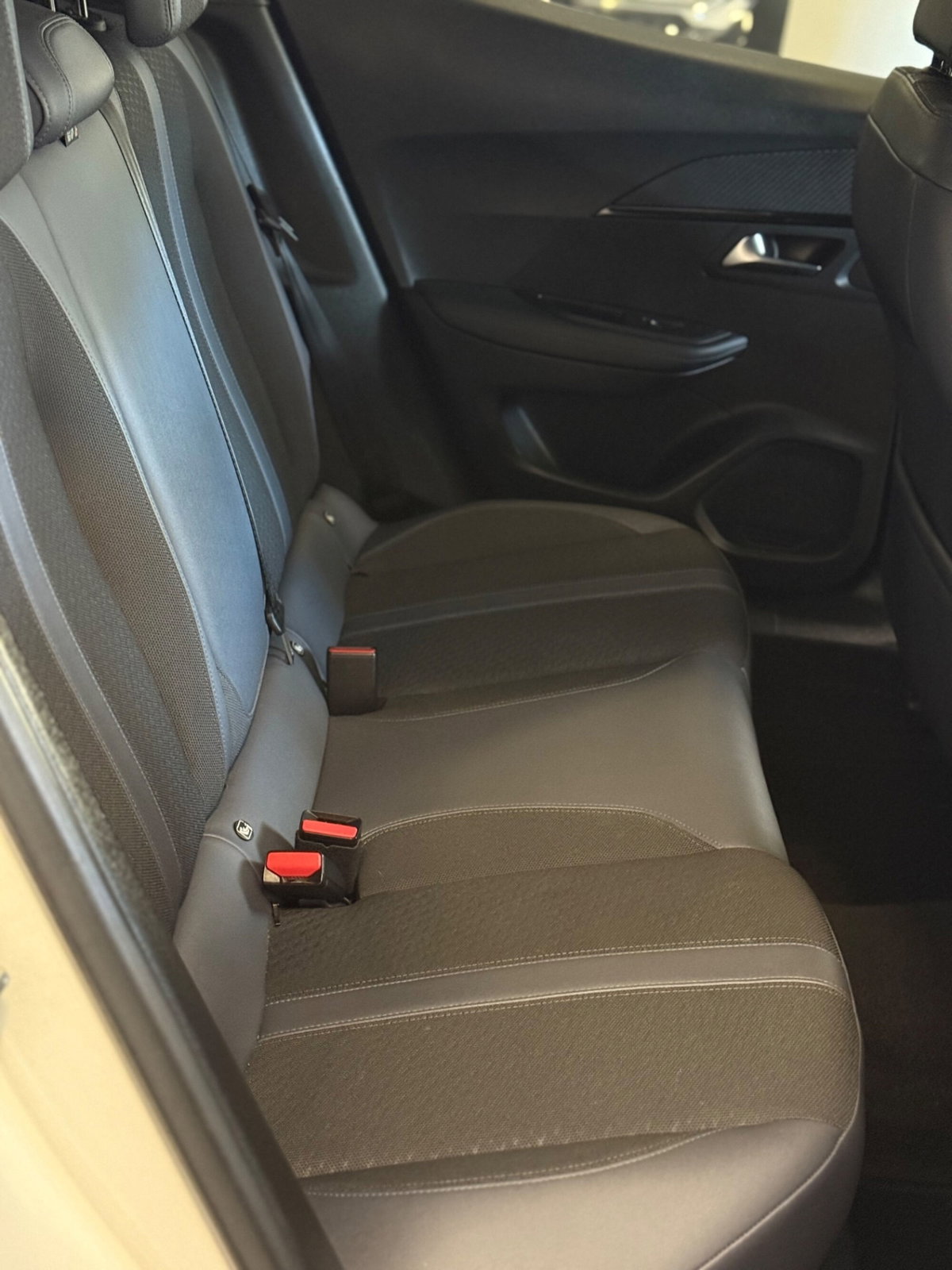 Peugeot 2008 BlueHDi 130 S&S EAT8 Allure Navi Pack (10)