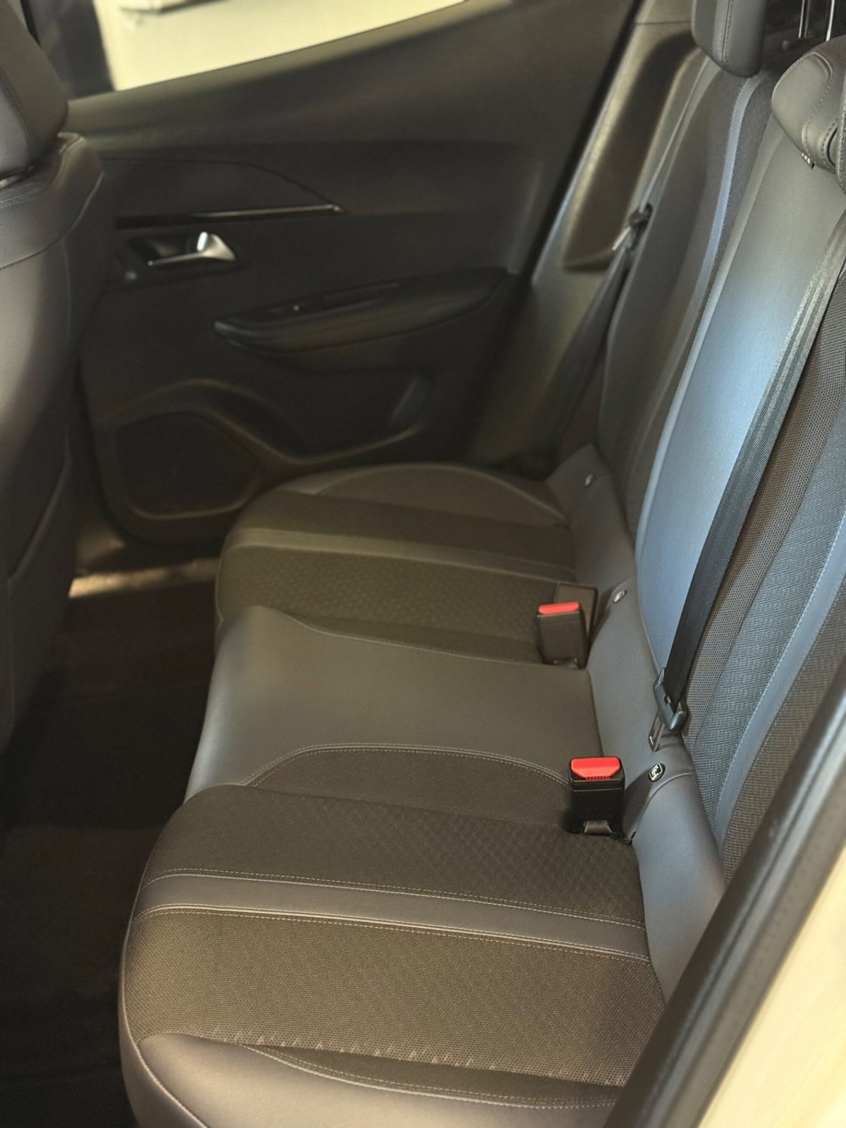 Peugeot 2008 BlueHDi 130 S&S EAT8 Allure Navi Pack (11)