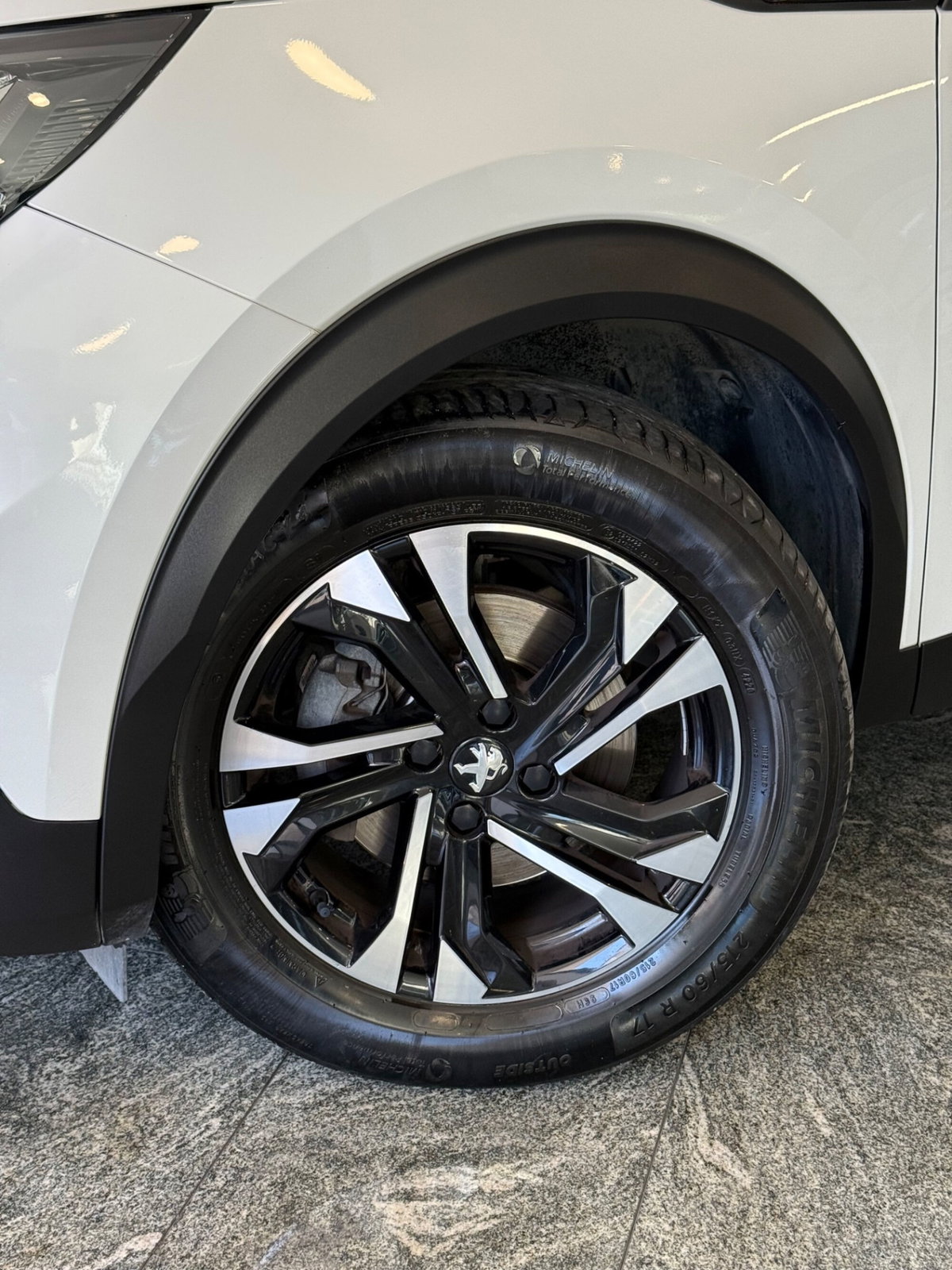 Peugeot 2008 BlueHDi 130 S&S EAT8 Allure Navi Pack (15)