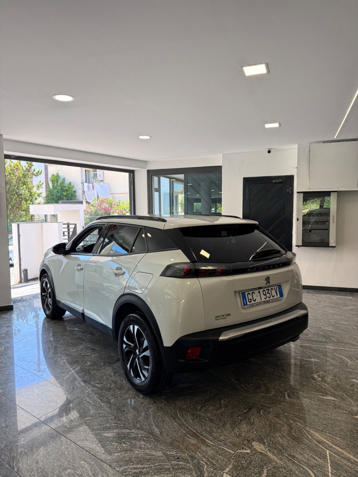 Peugeot 2008 BlueHDi 130 S&S EAT8 Allure Navi Pack (2)