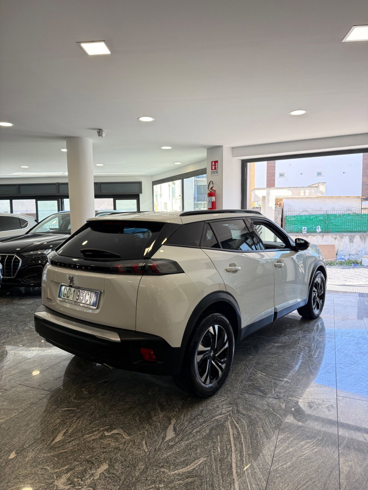 Peugeot 2008 BlueHDi 130 S&S EAT8 Allure Navi Pack (4)