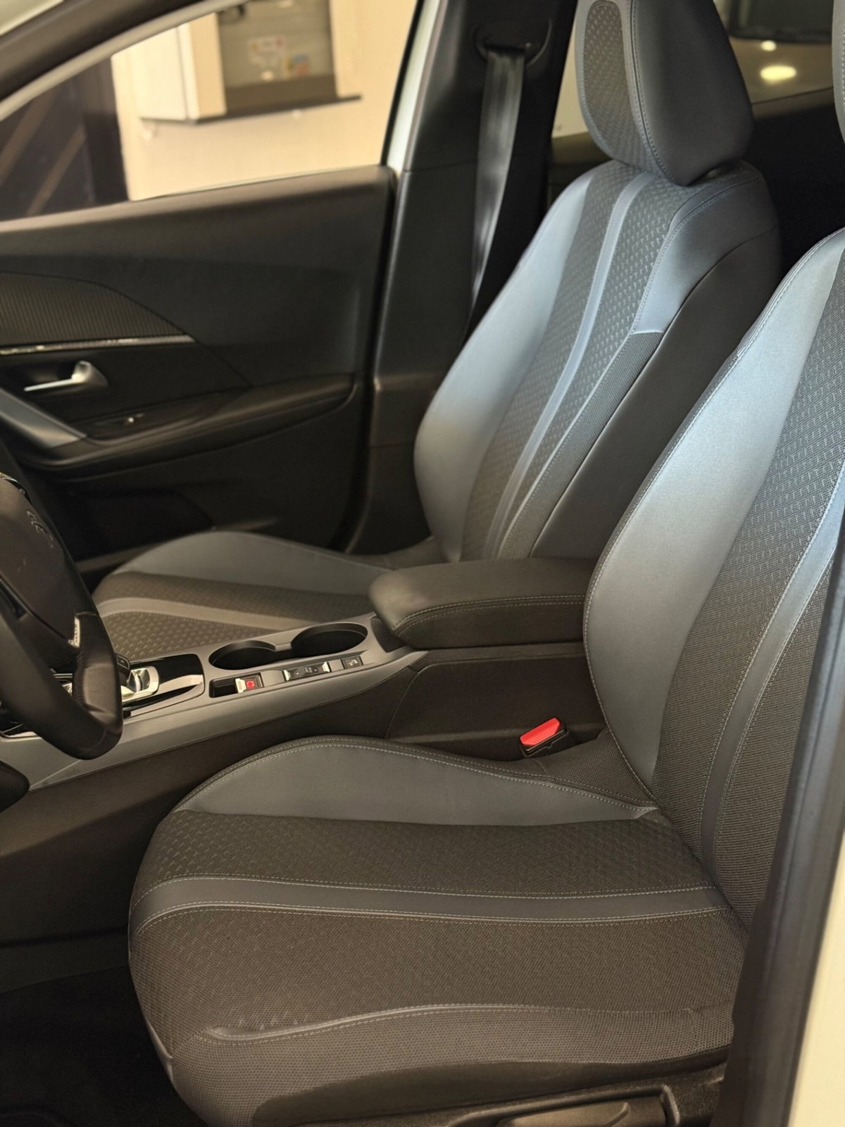 Peugeot 2008 BlueHDi 130 S&S EAT8 Allure Navi Pack (5)