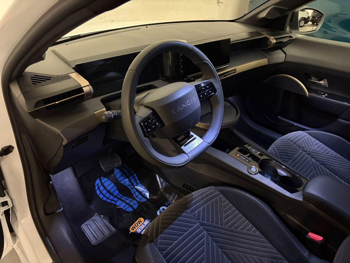 Lancia Ypsilon 54kWh LX 156cv (8)
