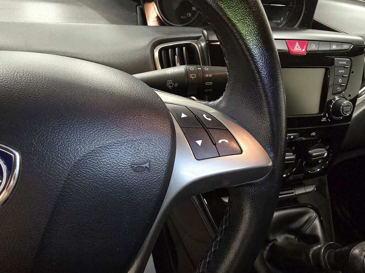 Lancia Ypsilon 1.2 69 CV 5 porte GPL Ecochic Gold (18)
