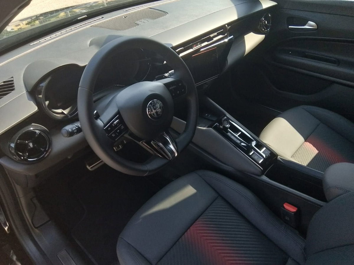 Alfa Romeo Junior 1.2 ibrida Sport Speciale 145cv edct6 (9)