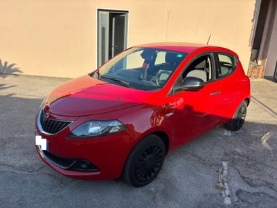 Lancia Ypsilon 1.0 FireFly 5 porte S&S Hybrid Ecochic Silver usata