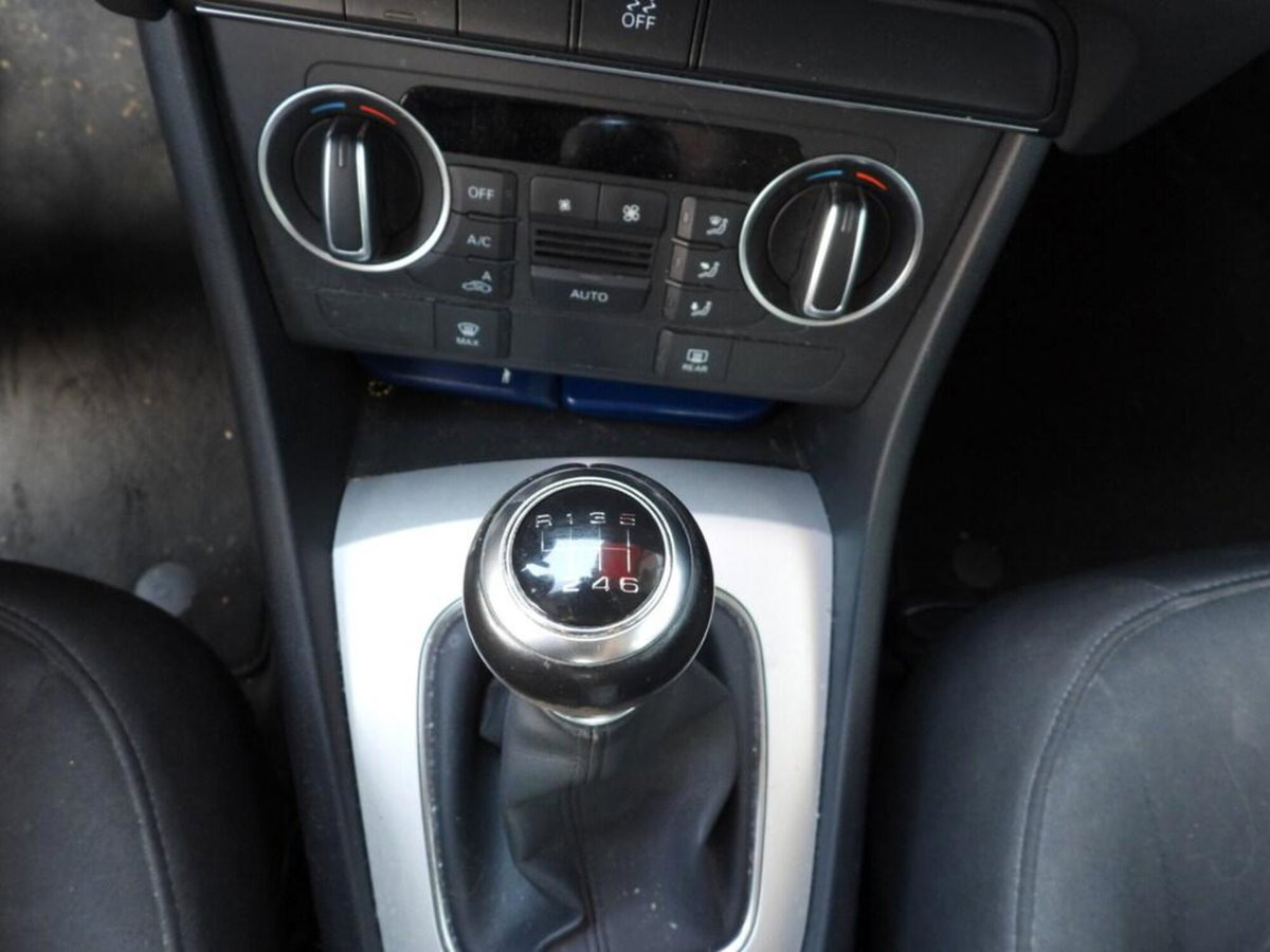 Audi Q3 2.0 TDI 120 CV Business (11)