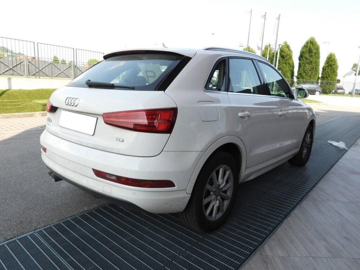 Audi Q3 2.0 TDI 120 CV Business (5)
