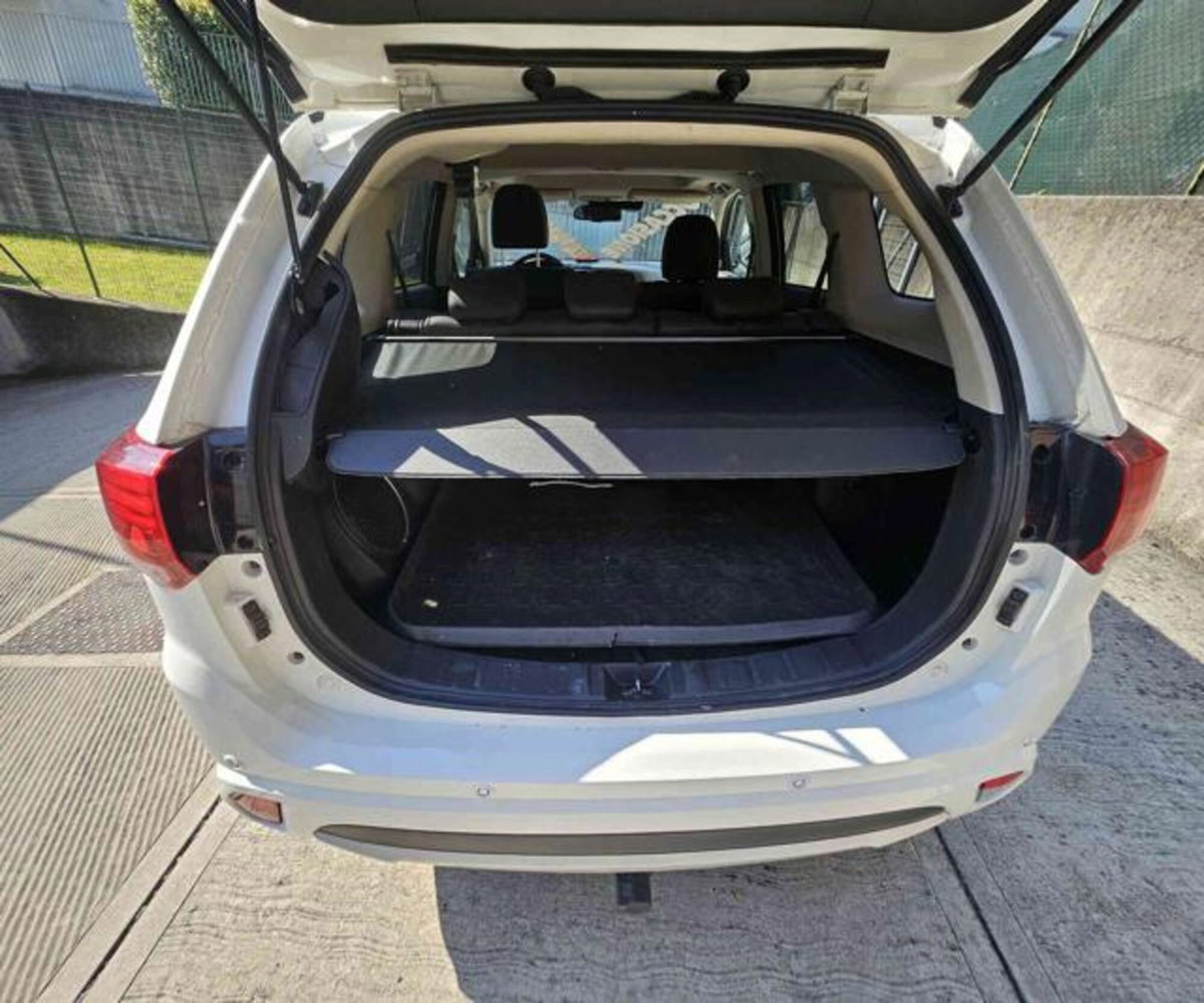 Mitsubishi Outlander 2.0 MIVEC 4WD PHEV Instyle (11)