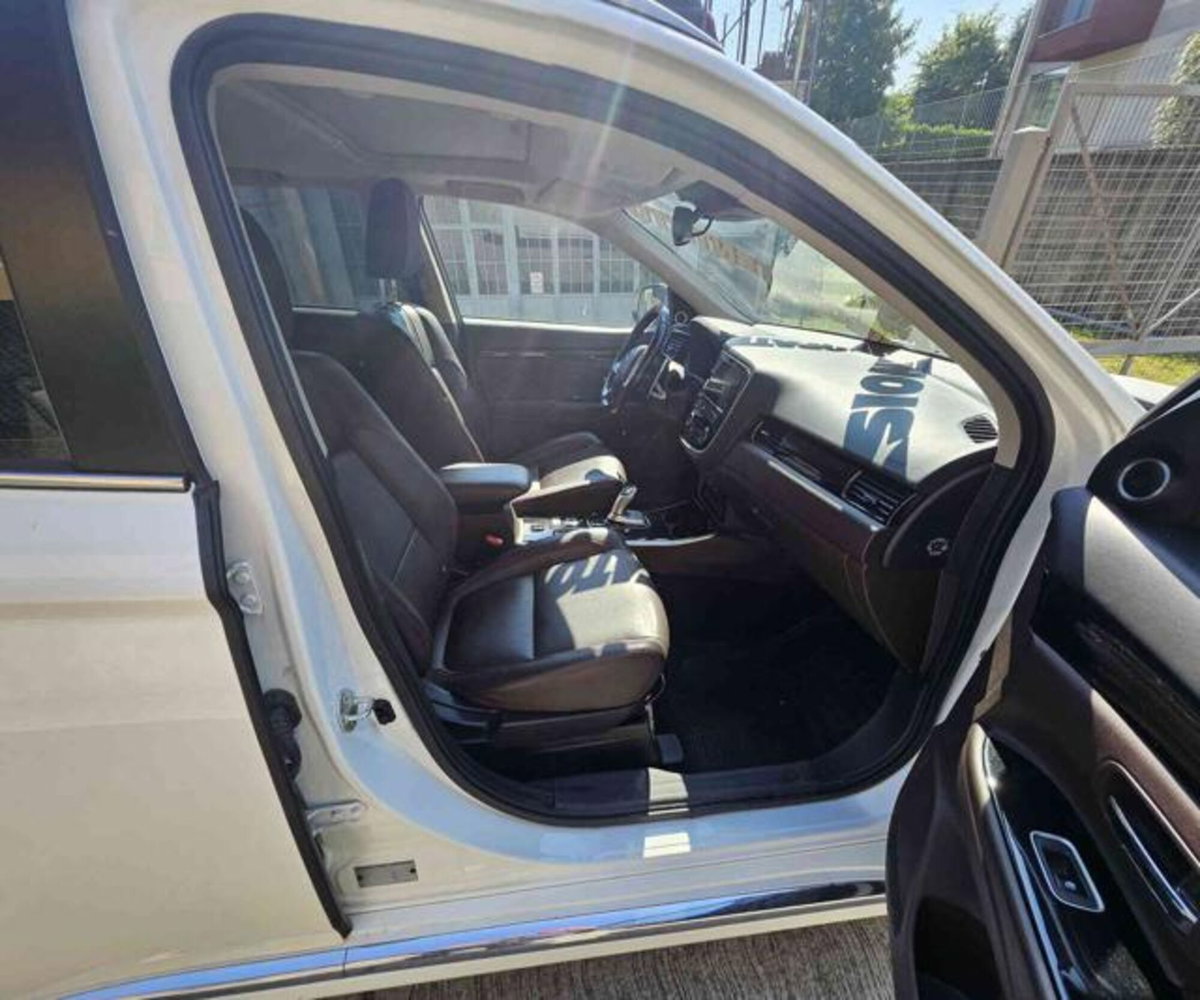 Mitsubishi Outlander 2.0 MIVEC 4WD PHEV Instyle (12)
