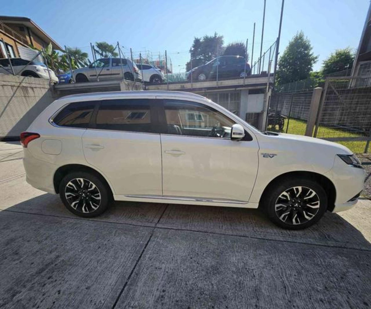 Mitsubishi Outlander 2.0 MIVEC 4WD PHEV Instyle (4)