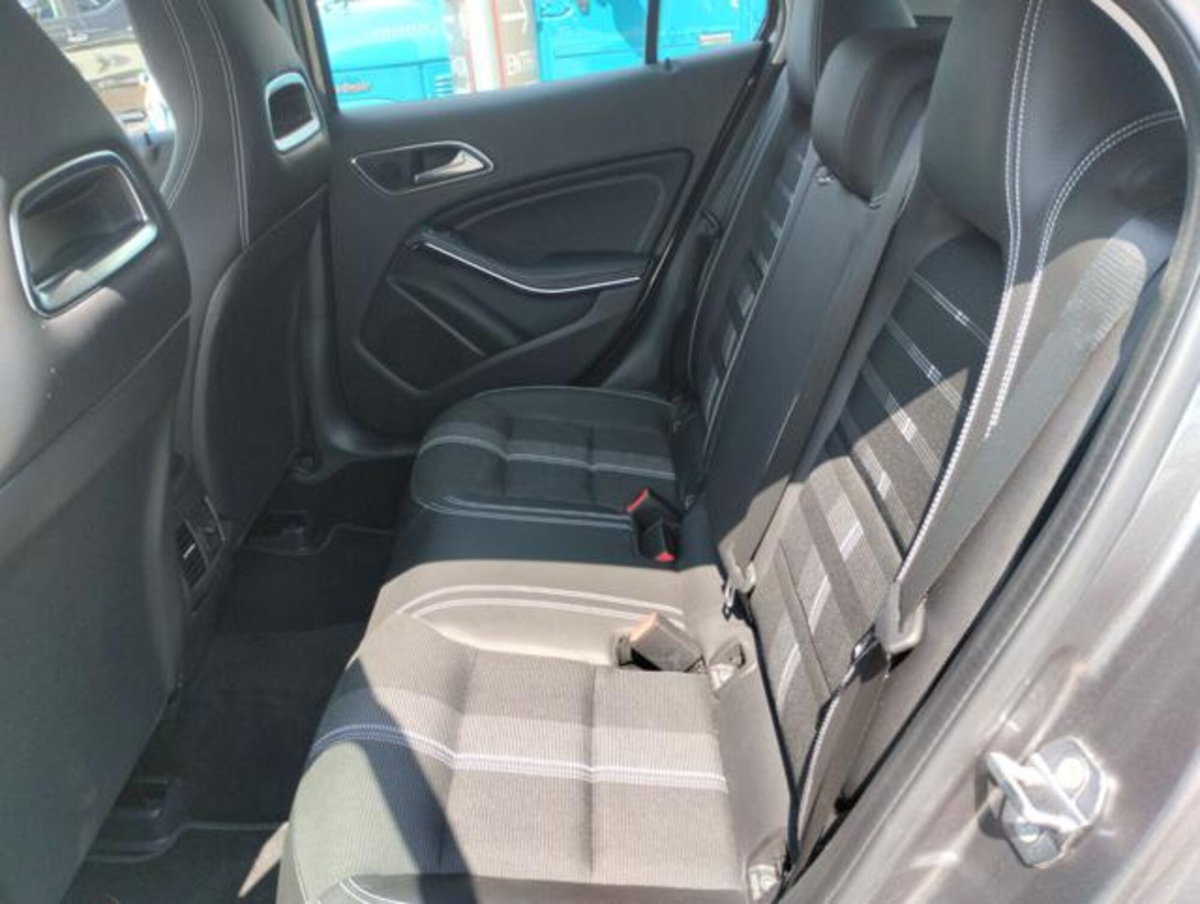 Mercedes-Benz GLA SUV 180 d Automatic Business (8)