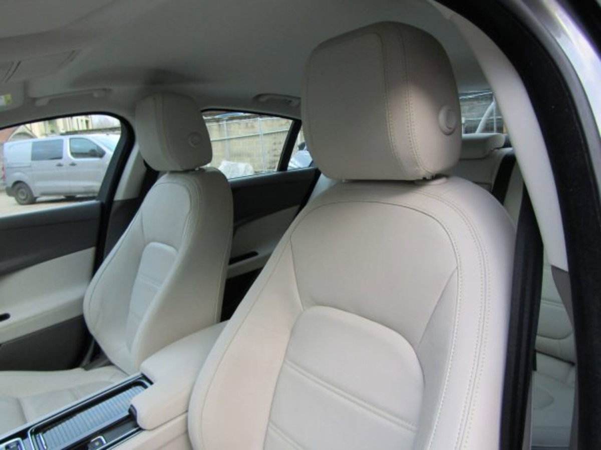 Jaguar XE 2.0 D Turbo 180 CV AWD aut. Prestige (11)
