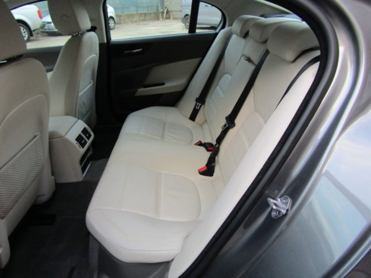 Jaguar XE 2.0 D Turbo 180 CV AWD aut. Prestige (12)
