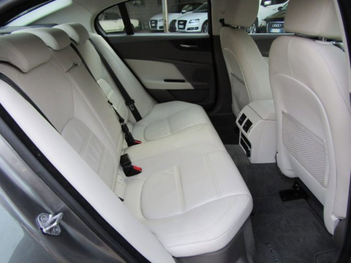 Jaguar XE 2.0 D Turbo 180 CV AWD aut. Prestige (14)