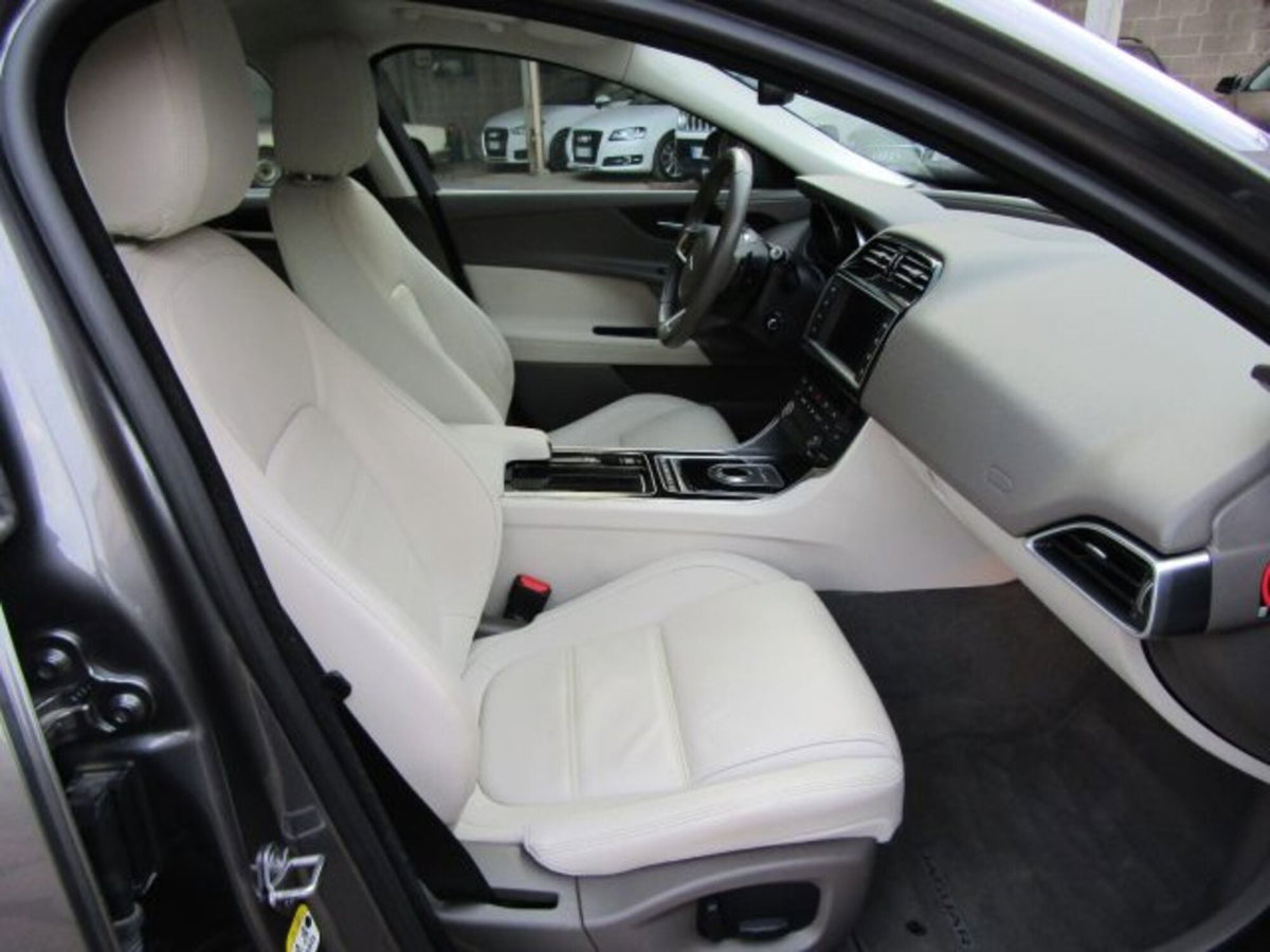 Jaguar XE 2.0 D Turbo 180 CV AWD aut. Prestige (16)
