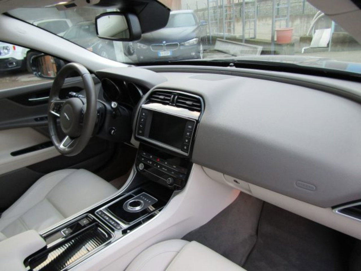Jaguar XE 2.0 D Turbo 180 CV AWD aut. Prestige (17)