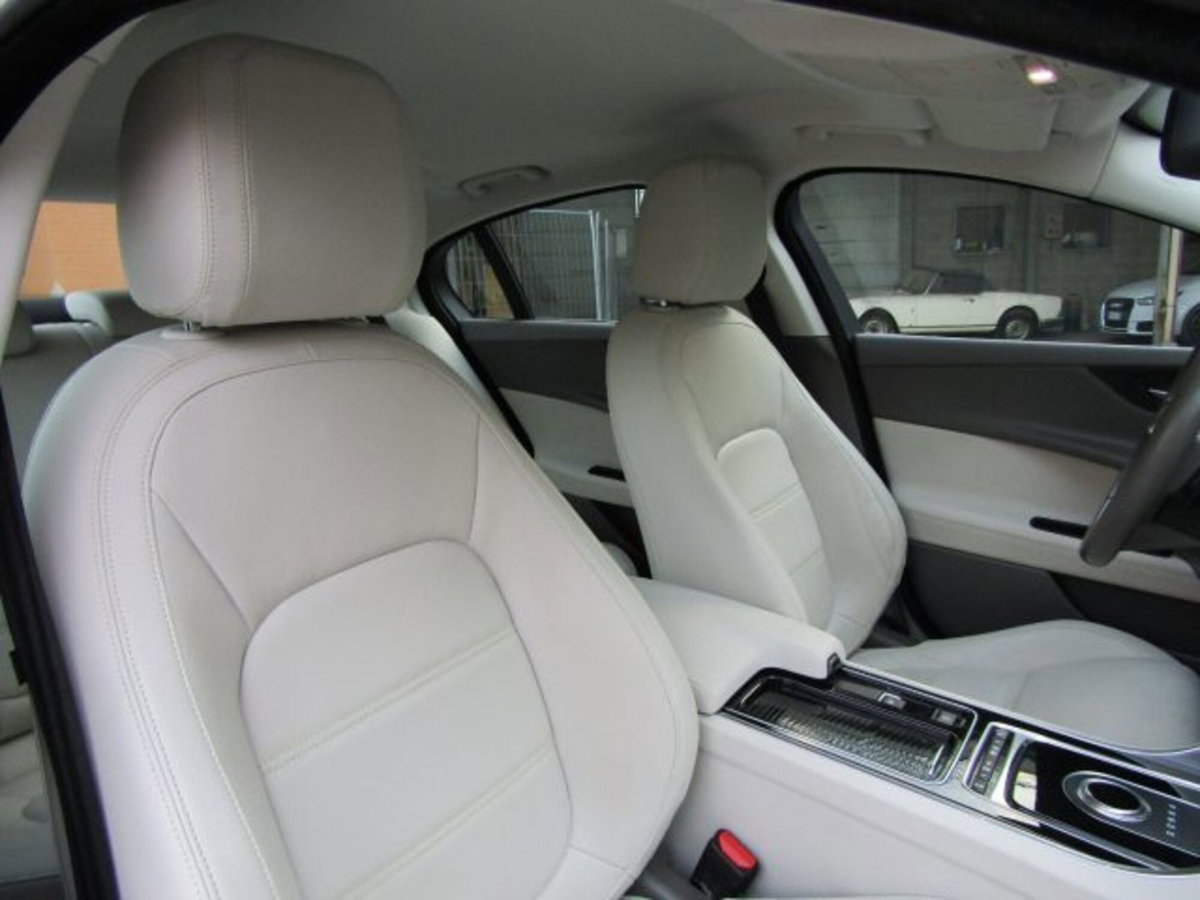 Jaguar XE 2.0 D Turbo 180 CV AWD aut. Prestige (18)