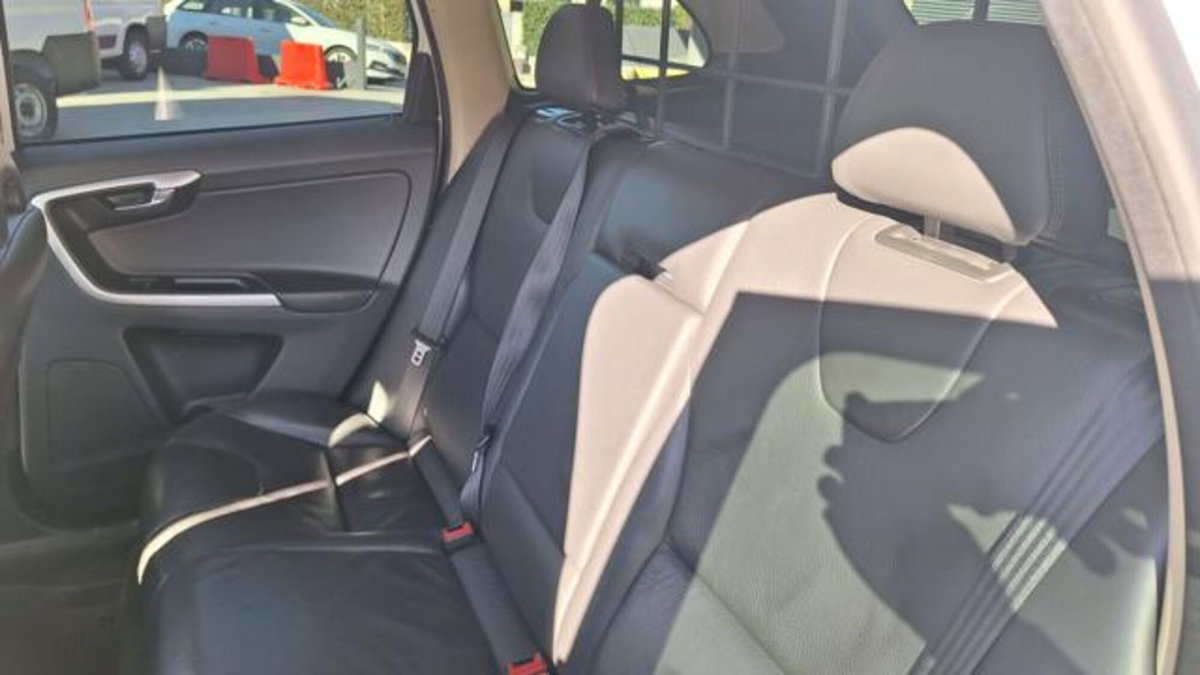 Volvo XC60 D5 AWD Geartronic Summum (16)