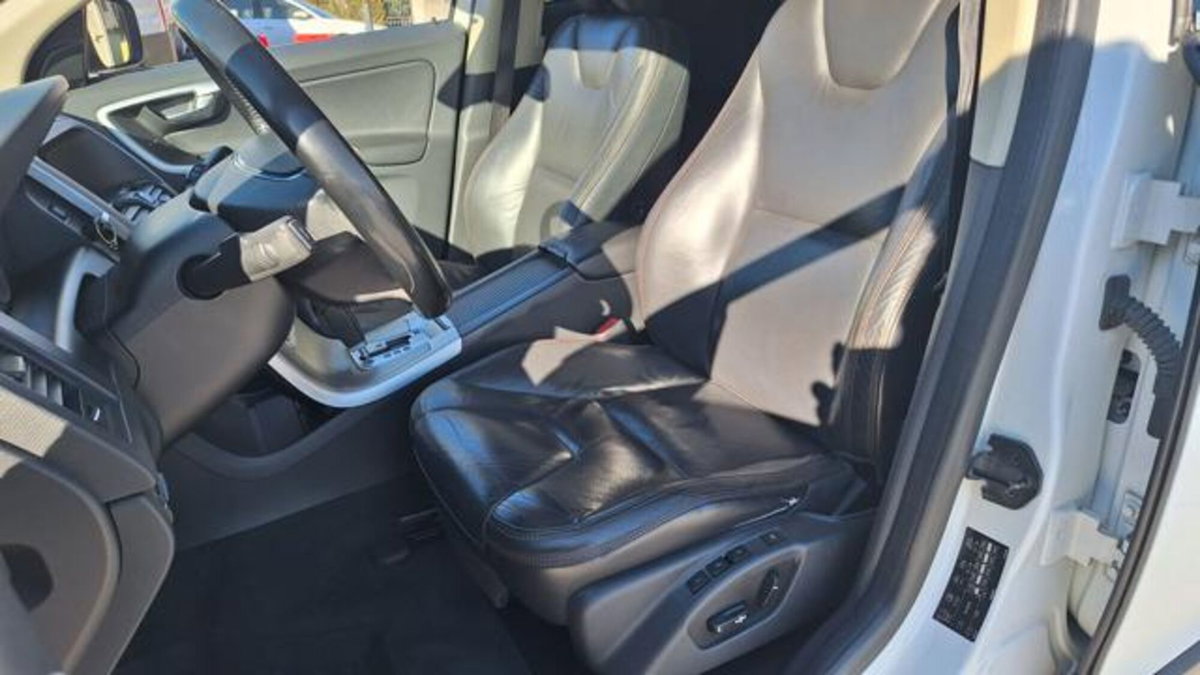 Volvo XC60 D5 AWD Geartronic Summum (5)