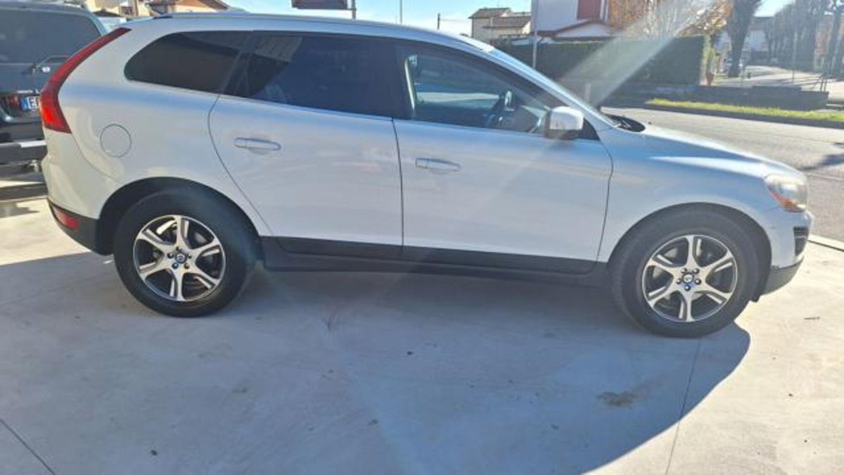 Volvo XC60 D5 AWD Geartronic Summum (6)