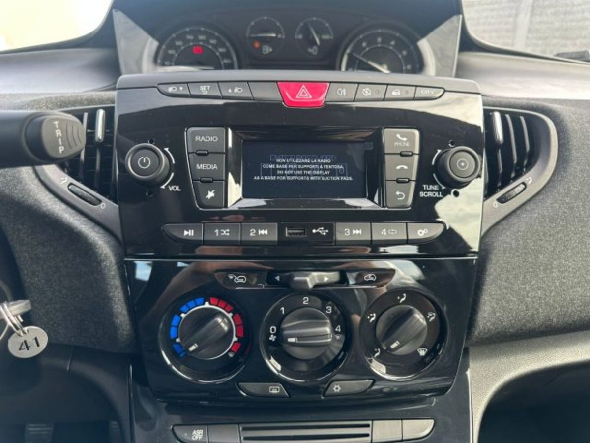 Lancia Ypsilon 1.0 FireFly 5 porte S&S Hybrid Silver Plus (12)