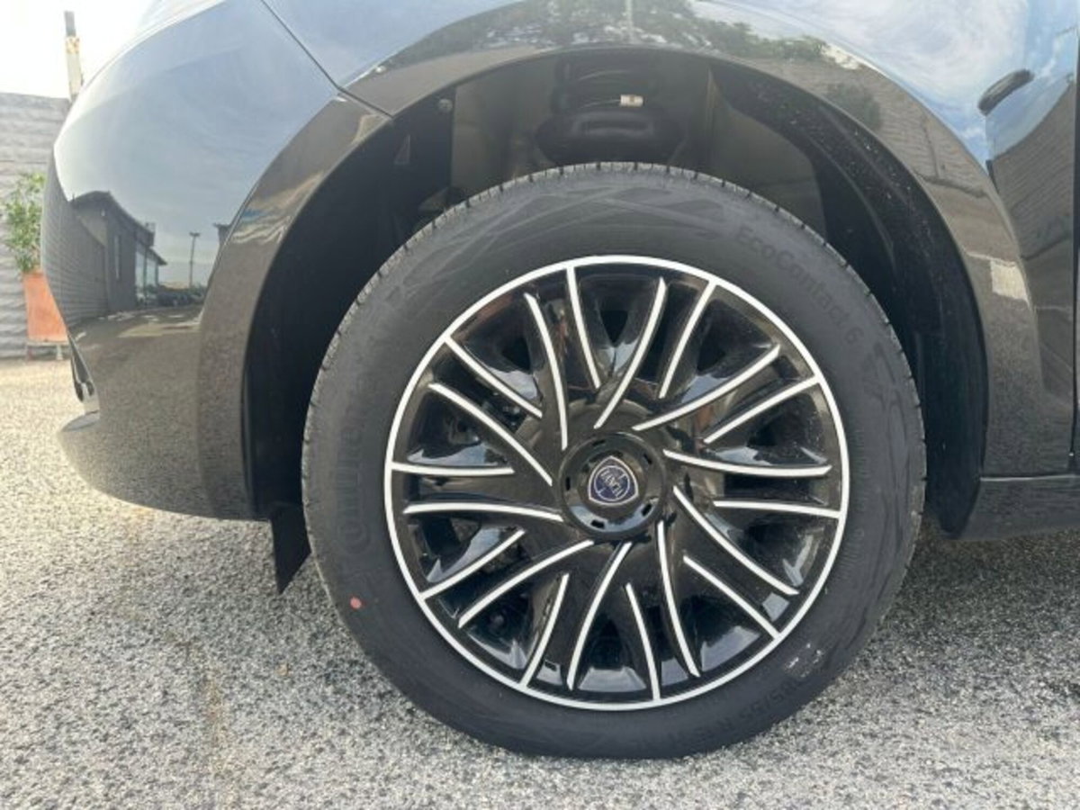 Lancia Ypsilon 1.0 FireFly 5 porte S&S Hybrid Silver Plus (17)
