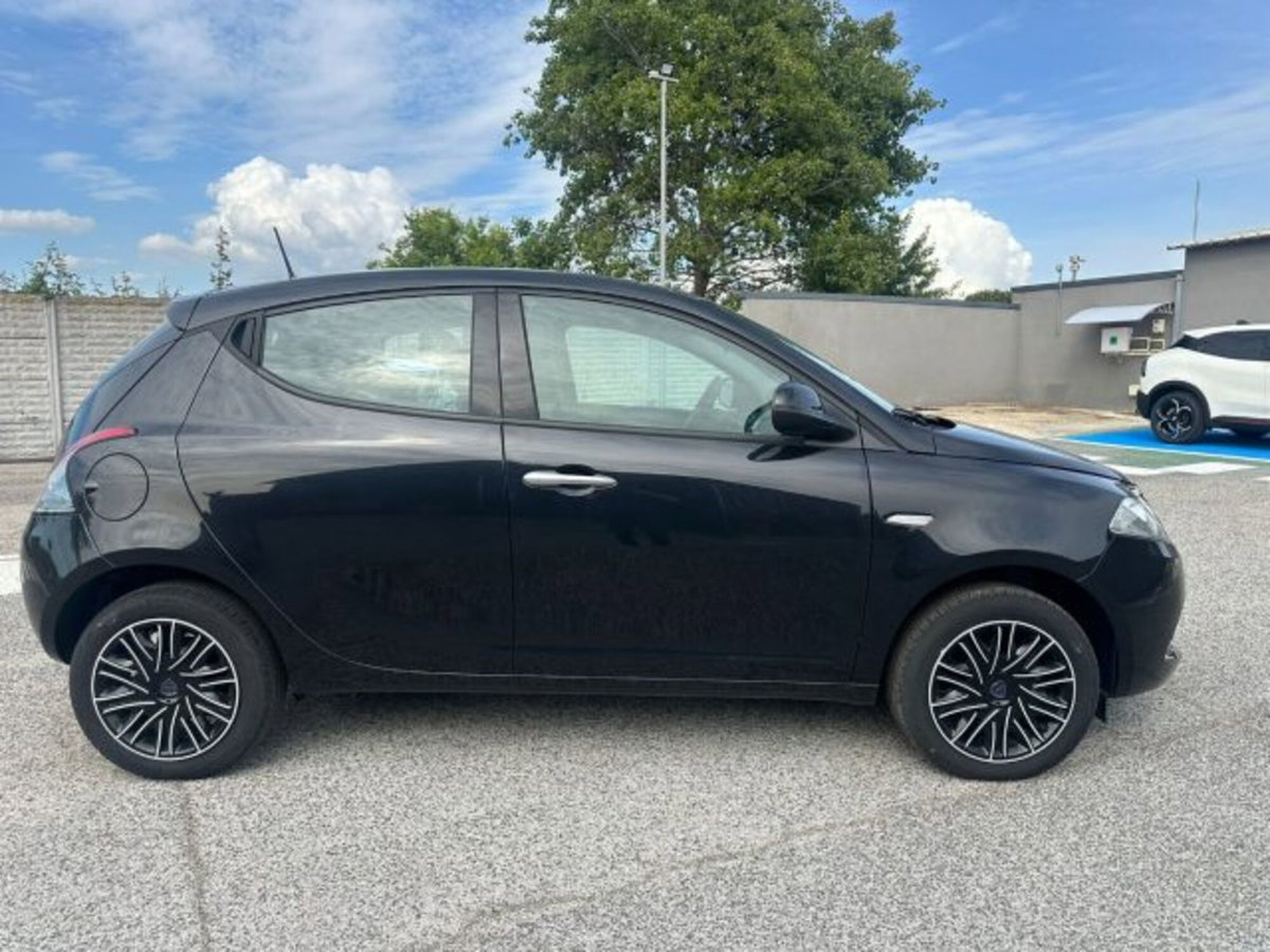 Lancia Ypsilon 1.0 FireFly 5 porte S&S Hybrid Silver Plus (18)