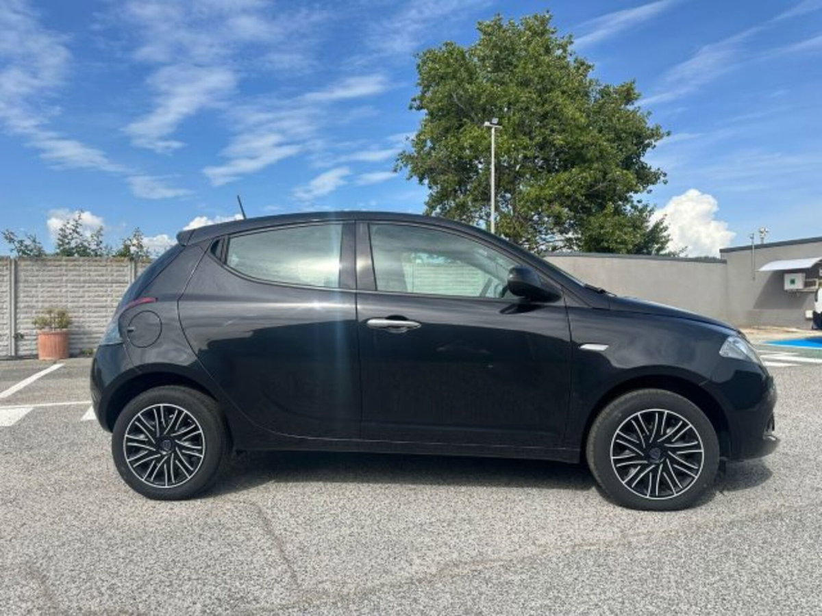 Lancia Ypsilon 1.0 FireFly 5 porte S&S Hybrid Silver Plus (2)