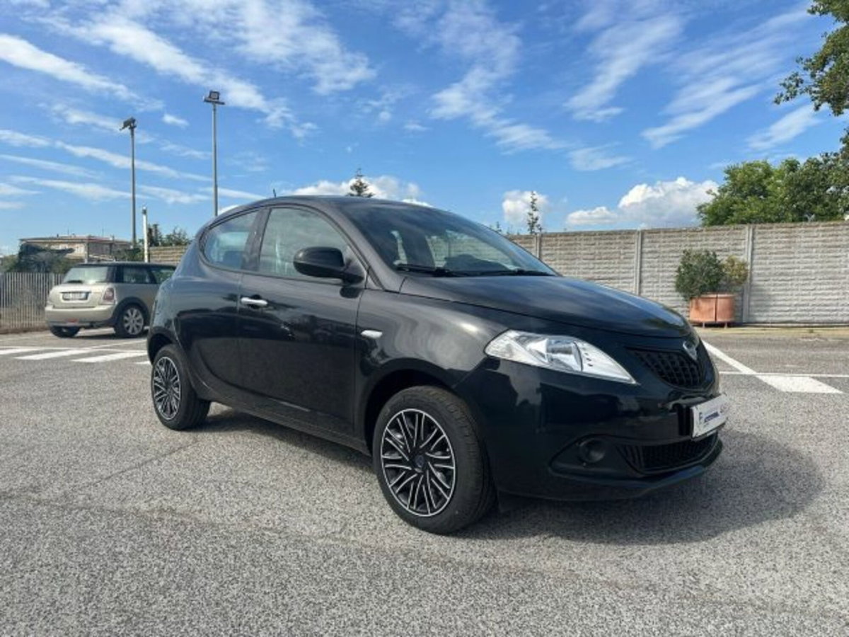 Lancia Ypsilon 1.0 FireFly 5 porte S&S Hybrid Silver Plus (3)
