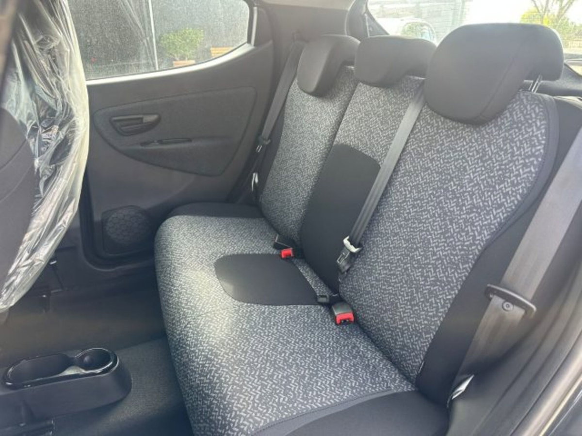 Lancia Ypsilon 1.0 FireFly 5 porte S&S Hybrid Silver Plus (9)