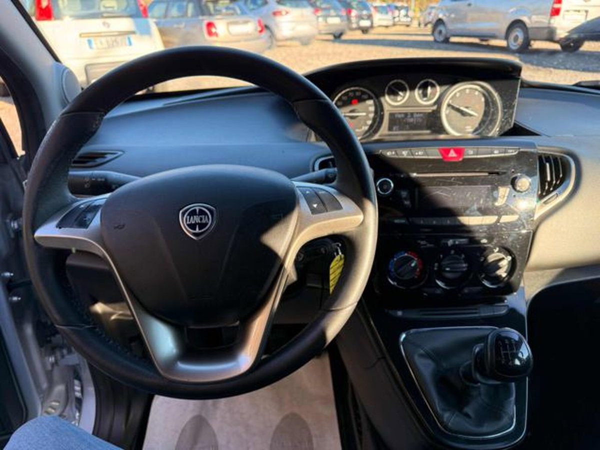 Lancia Ypsilon 1.2 69 CV 5 porte Gold (11)