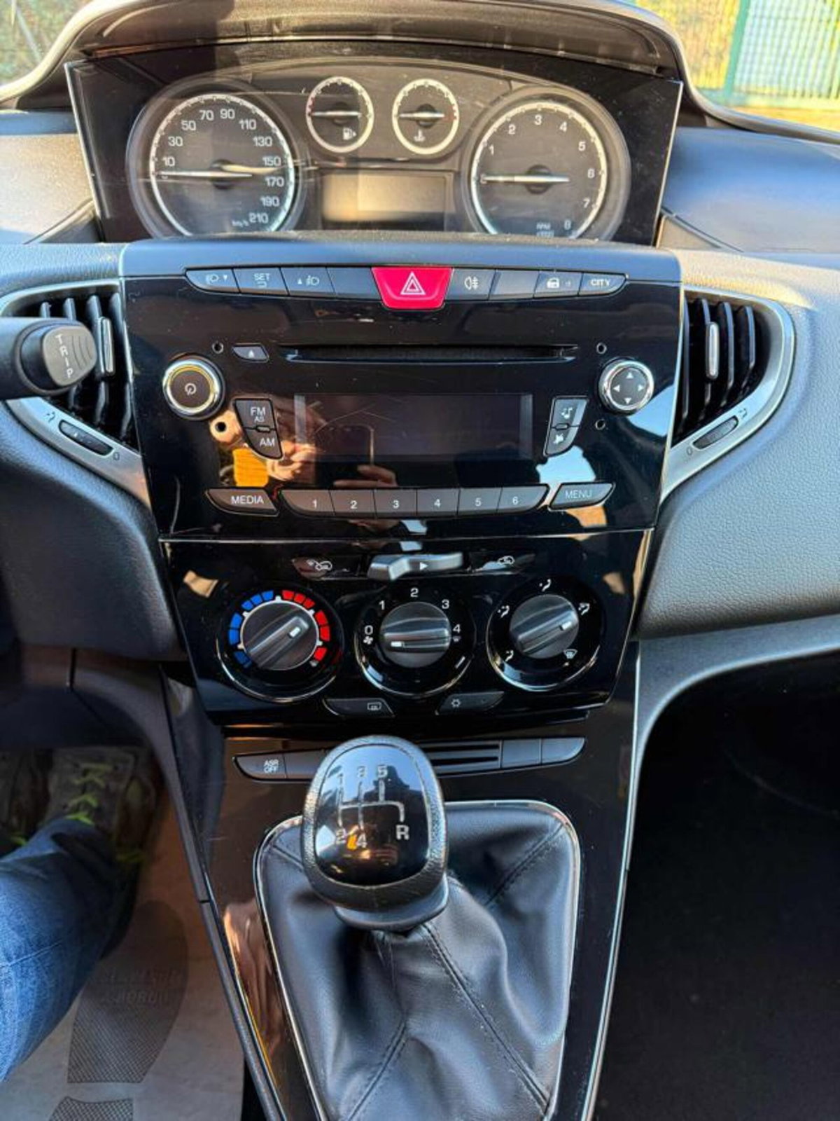 Lancia Ypsilon 1.2 69 CV 5 porte Gold (12)