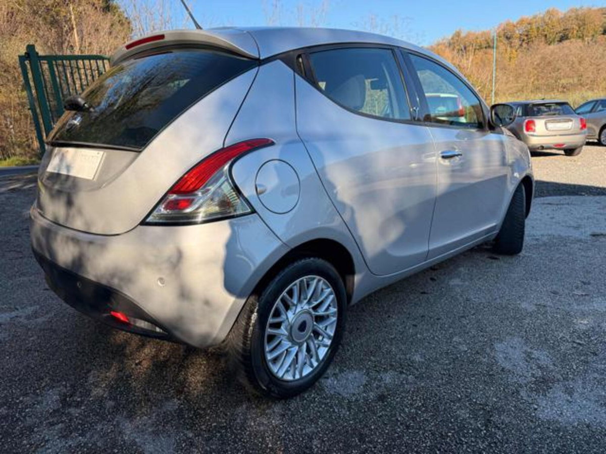 Lancia Ypsilon 1.2 69 CV 5 porte Gold (13)
