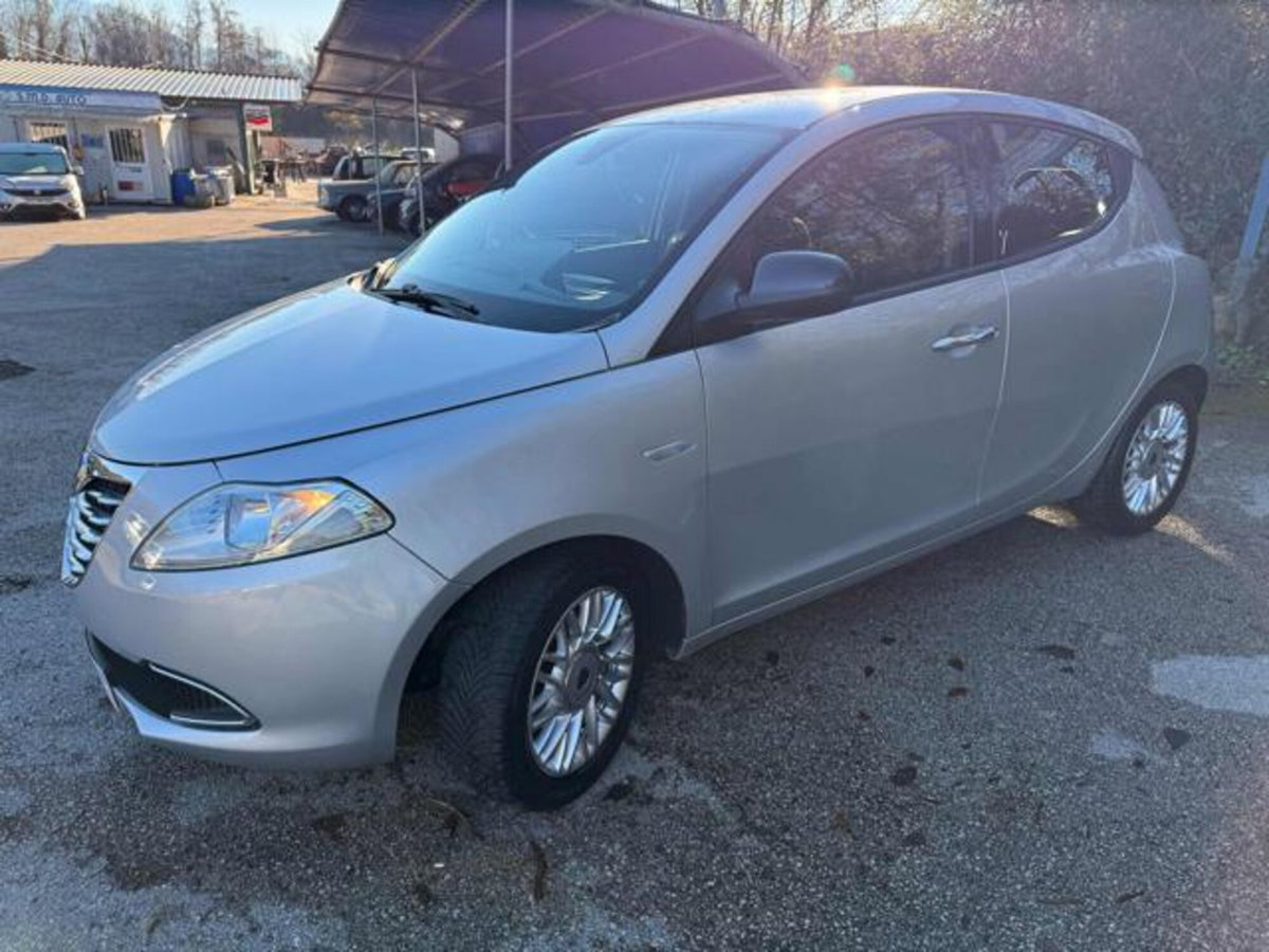 Lancia Ypsilon 1.2 69 CV 5 porte Gold (3)