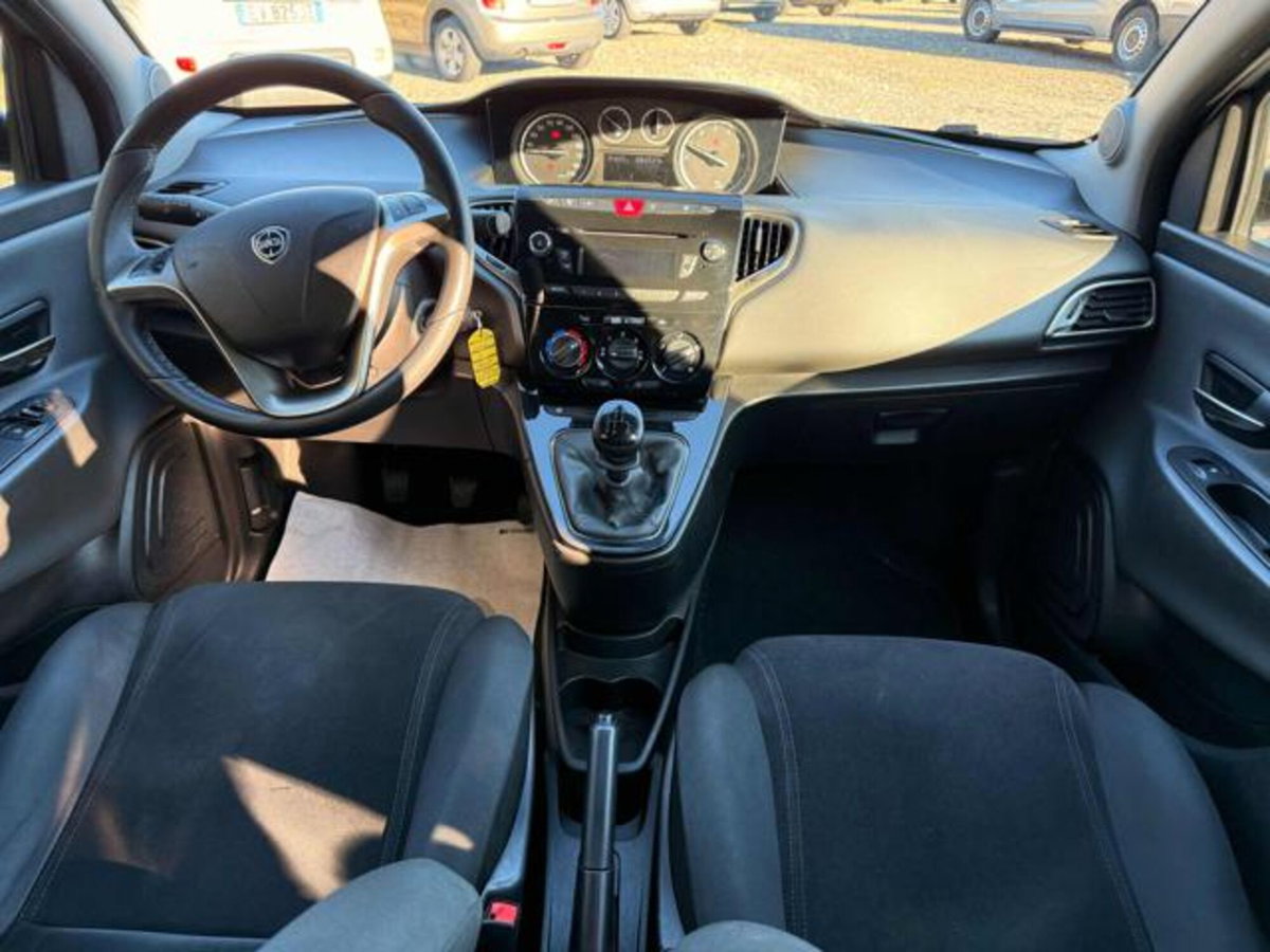 Lancia Ypsilon 1.2 69 CV 5 porte Gold (5)