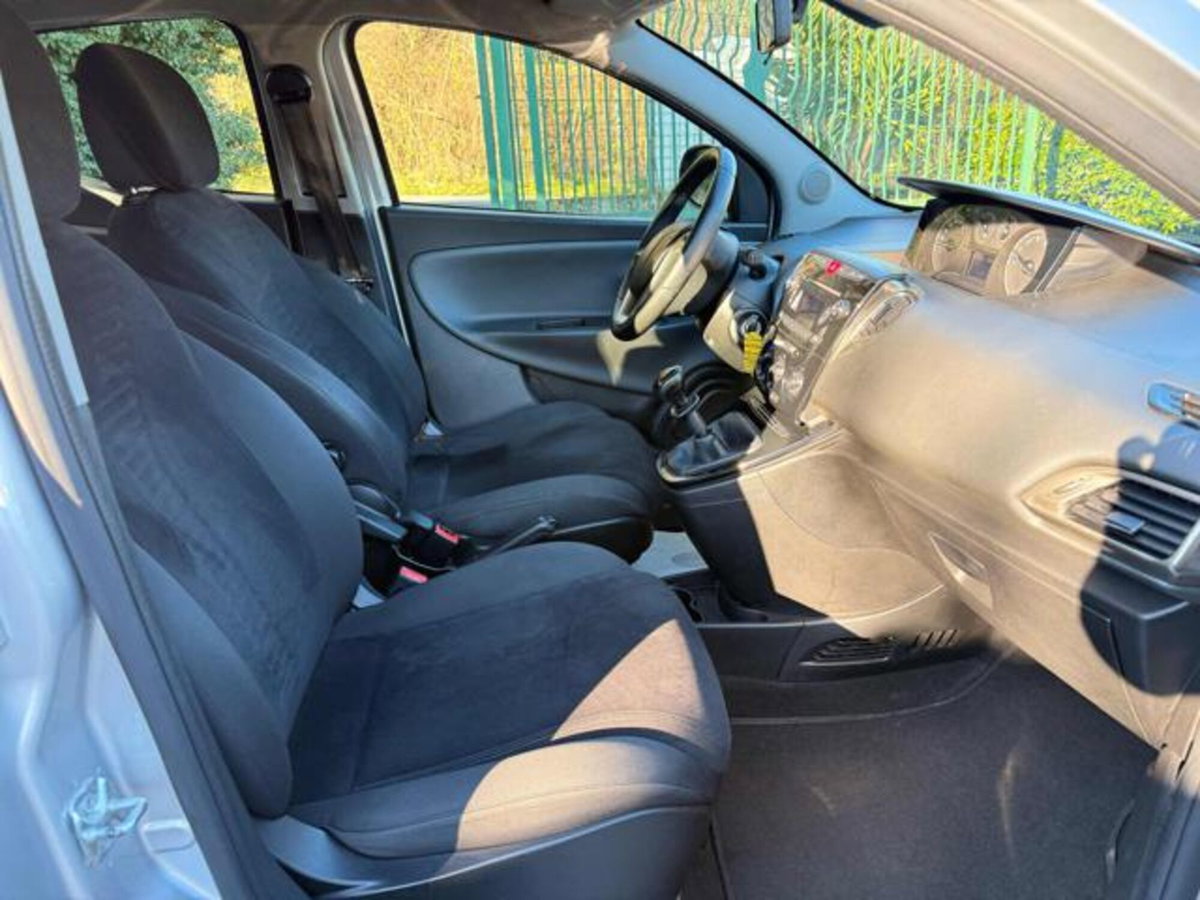 Lancia Ypsilon 1.2 69 CV 5 porte Gold (6)