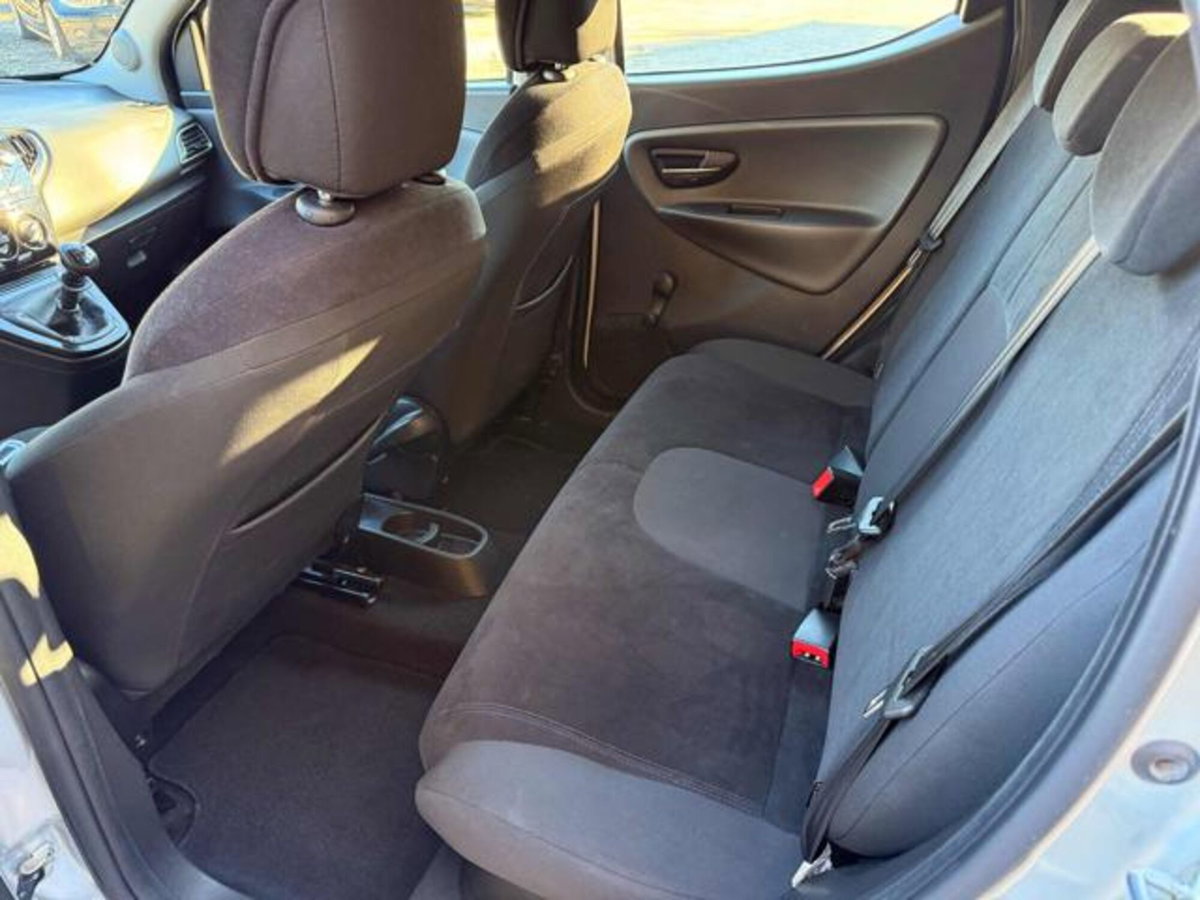 Lancia Ypsilon 1.2 69 CV 5 porte Gold (7)