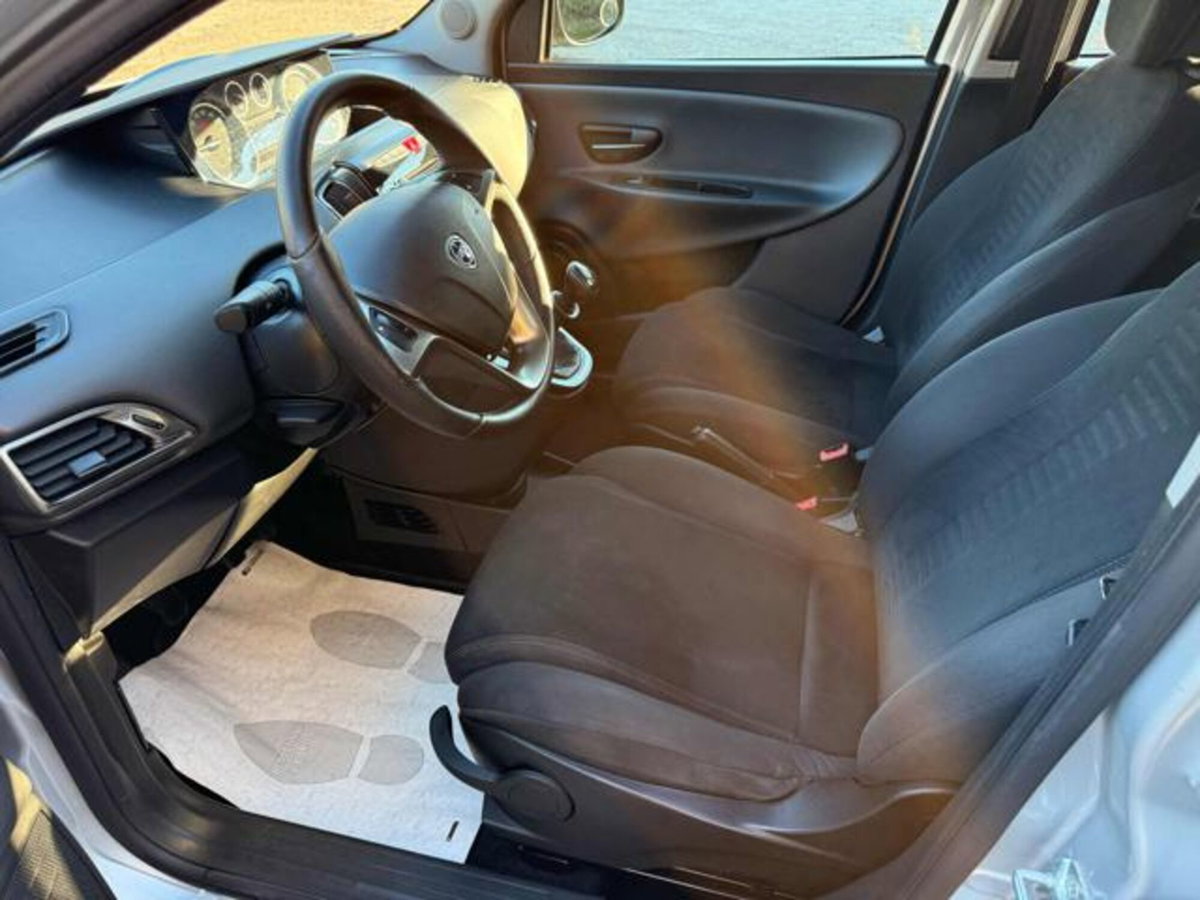 Lancia Ypsilon 1.2 69 CV 5 porte Gold (8)