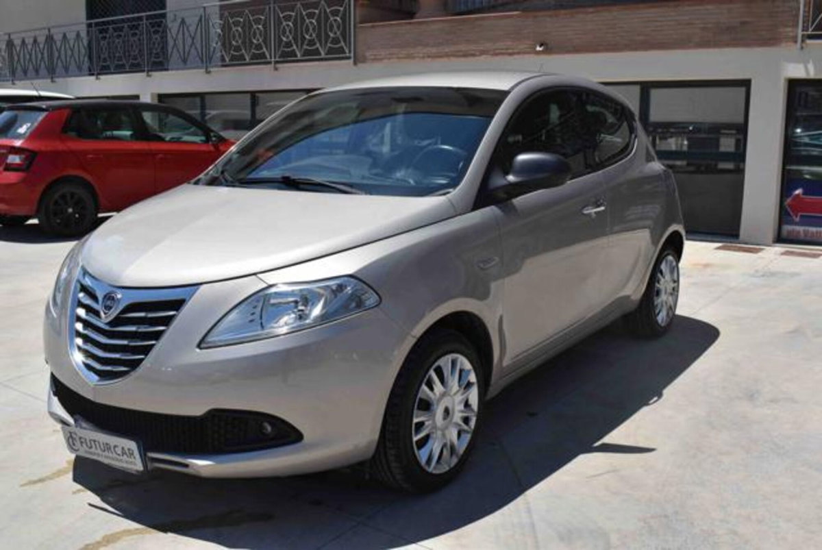 Lancia Ypsilon 1.2 69 CV 5 porte GPL Ecochic Gold (2)