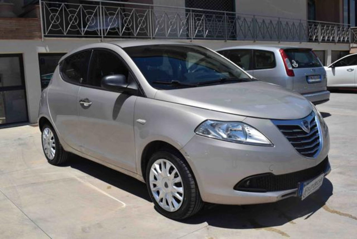 Lancia Ypsilon 1.2 69 CV 5 porte GPL Ecochic Gold (3)