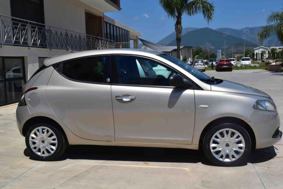 Lancia Ypsilon 1.2 69 CV 5 porte GPL Ecochic Gold (4)