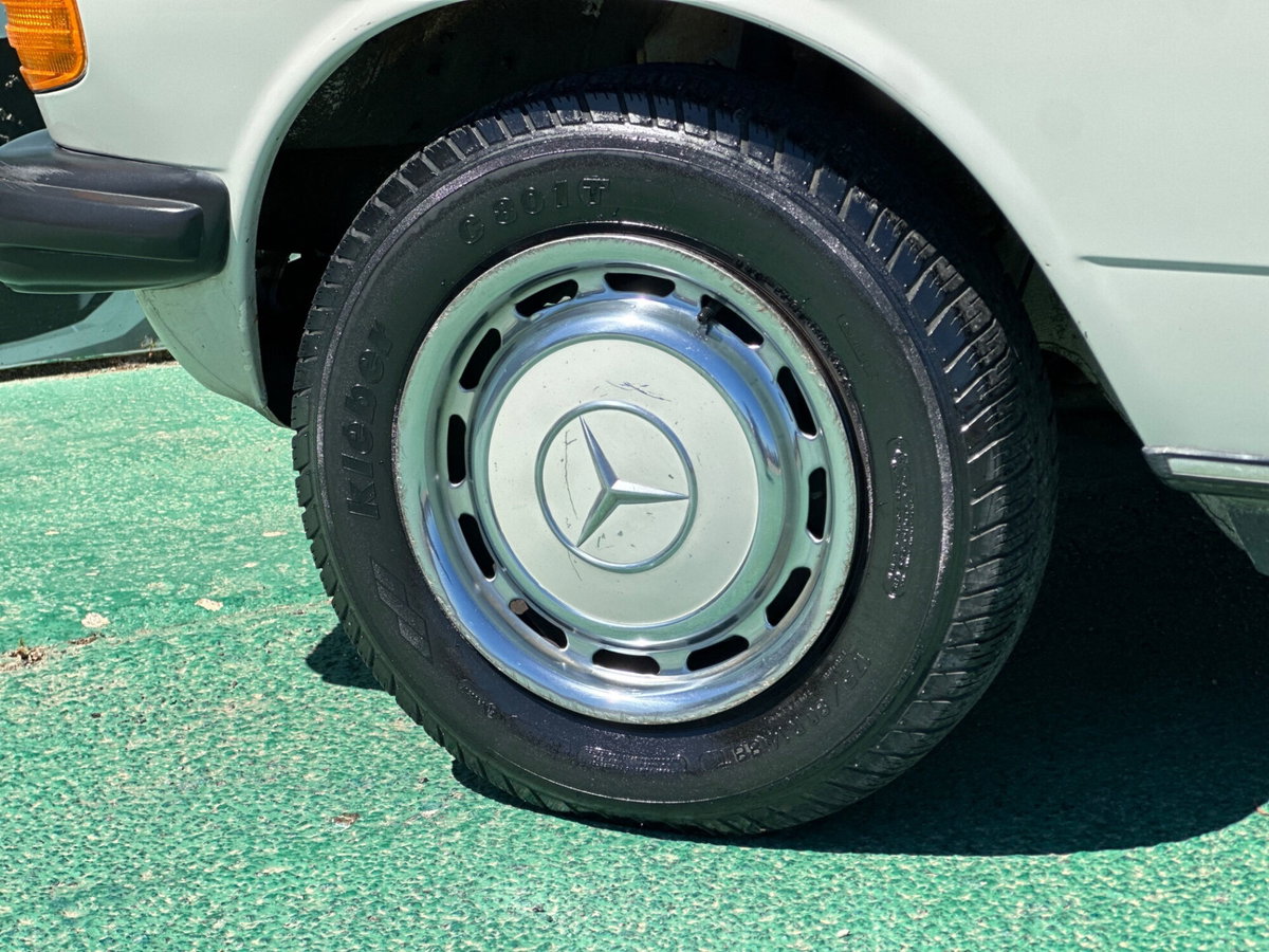 Mercedes-Benz 200 200 D (5)