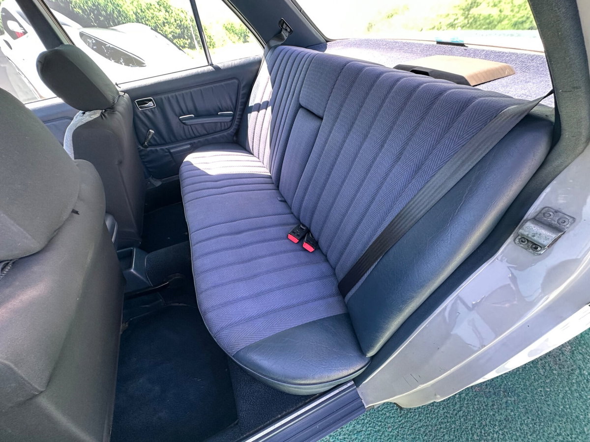 Mercedes-Benz 200 200 D (8)