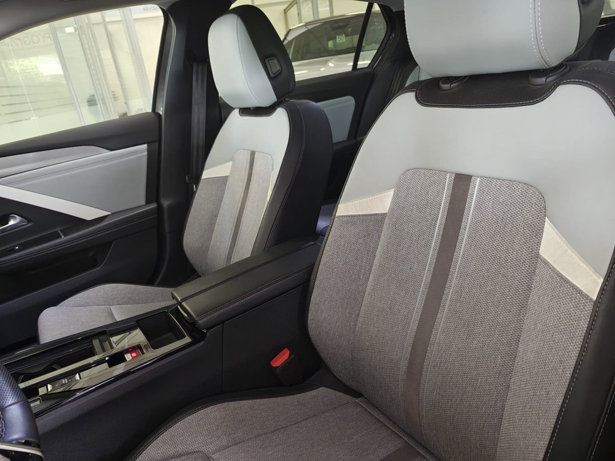 Opel Astra 1.6 Hybrid 180 CV AT8 Elegance (8)