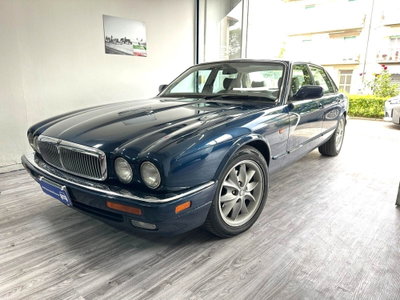 Jaguar XJ 3.2 cat Executive usata