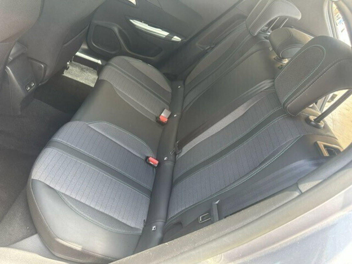 Peugeot 2008 BlueHDi 130 S&S EAT8 Allure Pack (3)