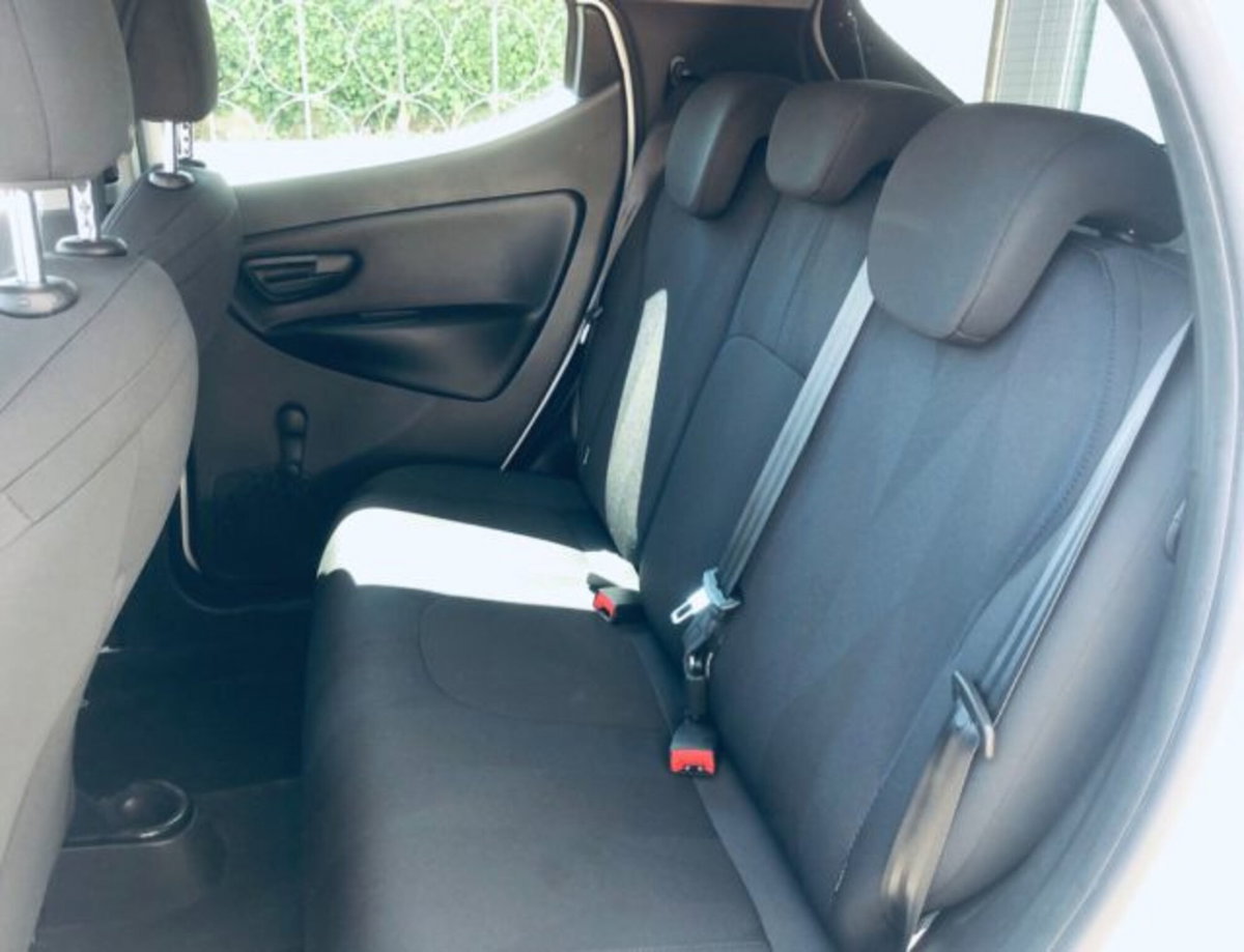 Lancia Ypsilon 1.0 FireFly 5 porte S&S Hybrid Ecochic Gold (11)