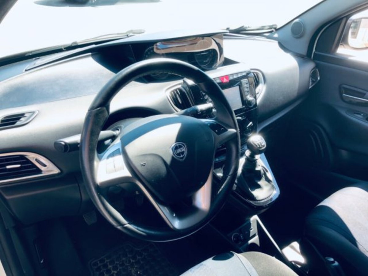 Lancia Ypsilon 1.0 FireFly 5 porte S&S Hybrid Ecochic Gold (16)